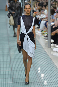 258107789_AlyxRunwayParisFashionWeekMenswearSpring-5k_AYdo0PRx.thumb.jpg.e9c9f1d092722f4f03d571b2402ebf91.jpg