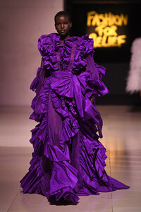Adut+Akech+Runway+Fashion+Relief+London+2019+_MlnWVIFHb0x.jpg