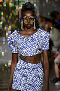 260236075_AreaRunwaySeptember2019NewYorkFashionzSsAv-x5wbSx.thumb.jpg.cde96293eb25054733d7e68ff9b2bf3a.jpg