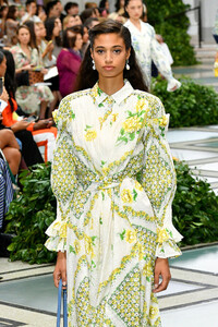 261595815_ToryBurchNYFWSS20RunwaygufLlTMYx4Wx.thumb.jpg.65a3ec6a6f34d1df6a2d151342dcbbe0.jpg