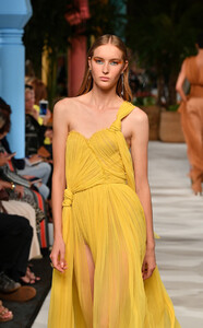 266101765_OscardelaRentaRunwaySeptember2019NewmcU4a-t7gfzx.thumb.jpg.fbb69cdb40f5daa190224d14e498025f.jpg