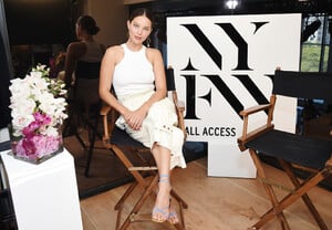 Emily+DiDonato+IMG+NYFW+Shows+2019+PARTNERS+_aGaJIktBw6x.jpg