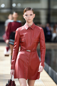 275253173_LongchampSS20RunwayShowAccessoriesDetailslj6rmZjKMgax.thumb.jpg.f08f4dd02a1006e53b07ea6f0715422a.jpg