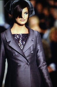 280772085_marc-jacobs-fw-1995-linda-evangelista(16).thumb.jpg.7cde9407310f474dda5cd237f30a6012.jpg