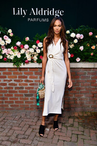 Joan+Smalls+Lily+Aldridge+Parfums+Launch+Event+sTvWGgfWB3Ex.jpg