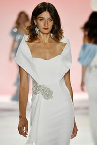 290409666_BadgleyMischkaRunwaySeptember2019NewKNrj8_2sz25x.thumb.jpg.05beea7775d7812127c1e5b793bf90df.jpg