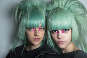 292725125_JeremyScottSpring2020BackstagegRg3xF0zDCmx(1).thumb.jpg.cf1e41aa90db301ec5f7c8210a7bcd3b.jpg