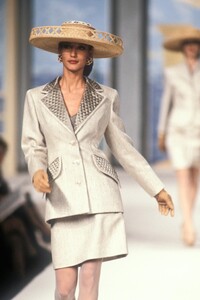 294384429_Valentino1990HauteCouture12.thumb.jpg.c1ec3baf01a7e1bfae09b62b6e564948.jpg