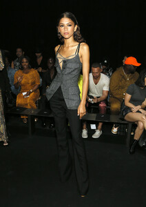 Zendaya+Coleman+Vera+Wang+Front+Row+September+OU9VY6X0jKHx.jpg