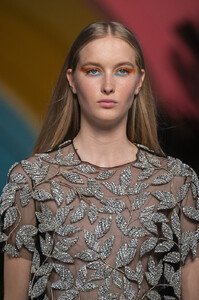 306722913_OscardelaRentaSpring2020Detailsr5LSV9pZ6Hfx.thumb.jpg.52947001c8b04221219b8baa819beb87.jpg