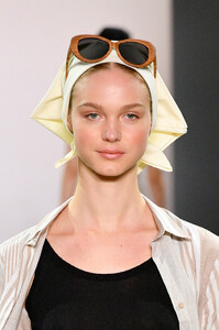 307977547_ChochengRunwaySeptember2019NewYorkFashion7fsPUH_WznFx.thumb.jpg.0ffe7a05ea581270cbdf770055246e05.jpg