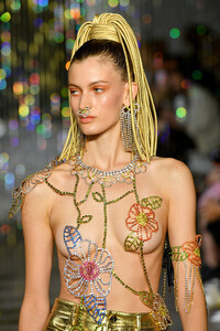 308010989_AreaRunwaySeptember2019NewYorkFashionSpGwj6vi0byx.thumb.jpg.474629f645b9e73aa046cf5c748f5fef.jpg
