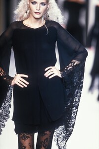 30830327_Valentino1994WomenRTW82.thumb.jpg.5e2c5994c9675e8f931180a9d7b1e8e2.jpg