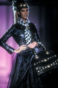 309772804_GianniVersace1992HauteCouture3.thumb.jpg.a24fed2a6266ab04c5ed1aff02b43c08.jpg