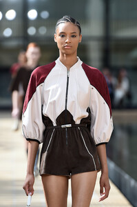 331561016_LongchampSS20RunwayShowAccessoriesDetailsSx9iYswQPuFx.thumb.jpg.8b0293f96cc5317a413ca0d9e6c7da4f.jpg