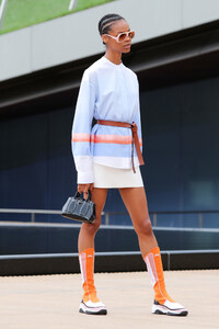 341854129_LongchampSS20RunwayShowAccessoriesDetailsB4k1cR4QE91x.thumb.jpg.c14bfd333bd8ec6d9163b598b9b732cd.jpg