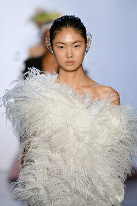 361362312_PrabalGurungRunwaySeptember2019NewYorkSDBUbUb0qkIx.thumb.jpg.376872e48726d3f0dc6fbc507c3324b1.jpg