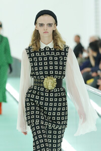 362302324_GucciRunwayMilanFashionWeekSpringSummervCSfs5DWmSQx.thumb.jpg.1a2ae480cd34f516893215bb6306f6ab.jpg