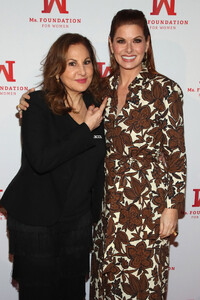 Debra+Messing+Ms+Foundation+Women+Annual+Gloria+GHWRtwHwAYox.jpg