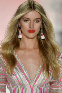 371392164_BadgleyMischkaRunwaySeptember2019Newp6Pqq6ksmtTx.thumb.jpg.d68b1da055e2907991eadca218359a64.jpg