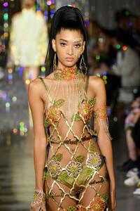 372153038_AreaRunwaySeptember2019NewYorkFashionS9Kh-TiMD5Ex.thumb.jpg.4bc58dd3d92d21aaeb6b15e638f8197a.jpg