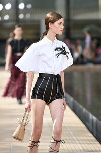 374070482_LongchampSS20RunwayShowAccessoriesDetailsqmgGRRhXnhZx.thumb.jpg.bdd25a561f8b5aaddd457fae4726fe38.jpg