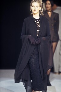 383211049_JeanPaulGaultier1993WomenRTW50.thumb.jpg.b351a54c63bc8cf2445b6b79c55f8cb1.jpg