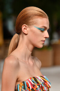 38364527_OscardelaRentaRunwaySeptember2019NewqvXP51No8D-x.thumb.jpg.40d2e20434cc0d1216f3fd5314c561d8.jpg