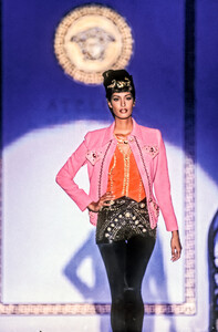 391576658_GianniVersace1992HauteCouture7.thumb.jpg.3ec672f064d55a79687eb268744ce0d3.jpg