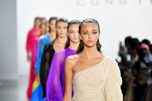 397169861_CongTriRunwaySeptember2019NewYorkFashionFNkh57zEDv_x.thumb.jpg.22a9fe15f3a2ccdebeac968ef6557433.jpg