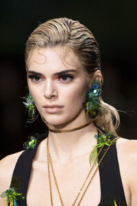Versace+Spring+2020+Details+oXw6Xs91cinx.jpg