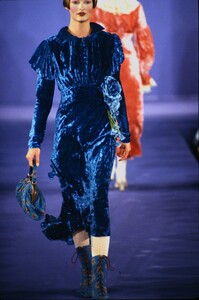 405002461_anna-sui-fw-1993(1).thumb.jpg.c0509a330a5a2c2e0f342c79702f9fbe.jpg