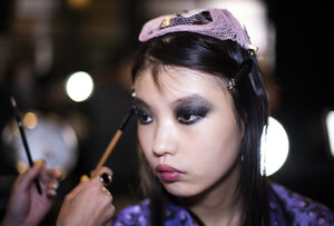 410343568_R13BackstageSeptember2019NewYorkFashionBNSLBkbMkpFx.thumb.jpg.860cade55dc082946d828a698cc8c681.jpg