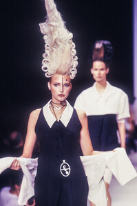 419547164_KarlLagerfeld1994WomenRTW39.thumb.jpg.a12985160dab8a70eac32eae09056d46.jpg