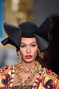 Joan+Smalls+Moschino+Runway+Milan+Fashion+-Pqse-1qfrMx.jpg