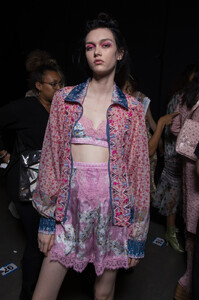 424258313_AnnaSuiSpring2020Backstage9cS-xpTnIi0x.thumb.jpg.2131c977d72c79633c84e416c45b89d7.jpg