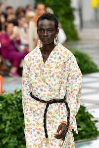 429993573_ToryBurchNYFWSS20RunwayhHLT8kzdKmSx.thumb.jpg.65d5b0ccc622e6c4ef857d1eefb06332.jpg