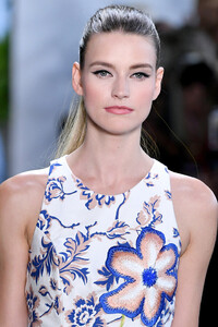 430127331_DennisBassoRunwaySeptember2019NewYorkc8E5BzWM-slx.thumb.jpg.d1f9329217d62c84d4f12a11922021eb.jpg