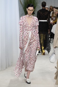 Sofia Steinberg Loewe Spring 2020 RTW PFW 1.jpg