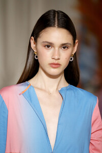 448329620_StaudRunwaySeptember2019NewYorkFashionTGtEp6gEfh4x.thumb.jpg.ba38affc3e83a7589a8a7192bbc489cc.jpg