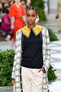 449879582_ToryBurchNYFWSS20RunwayeRxUSXTRXybx.thumb.jpg.00d2165c2122915a597b4416c408f5bd.jpg