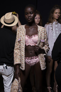 450572095_AnnaSuiSpring2020BackstageZTJ4_dNHRswx.thumb.jpg.d65a7210ea21ddbdb4012957fe998bd9.jpg