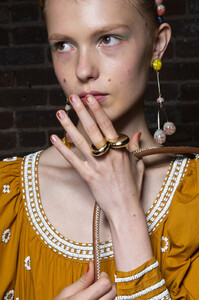 45238747_UllaJohnsonSpring2020BackstageQcMzPzh1IOHx.thumb.jpg.50b578e3c788670986623f4a67102d37.jpg