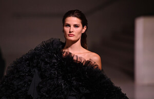 Isabeli+Fontana+Runway+Fashion+Relief+London+pR2hSOvm7Zbx.jpg