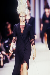 467687103_KarlLagerfeld1994WomenRTW42.thumb.jpg.9fee7cd881e0b7dfe3a6c092395e4651.jpg