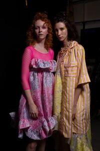 467801906_anna-sui-bks-g-rs20-0387(1).thumb.jpg.61e47f4887390e72be676f060bdec425.jpg