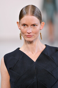 469755894_BevzaRunwaySeptember2019NewYorkFashionPzDQcERMwI-x.thumb.jpg.0638d06ebd8c551443d5d85655cf4f82.jpg