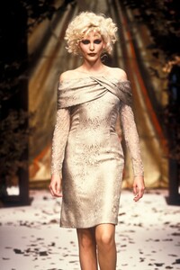 47343539_Valentino1994HauteCouture108.thumb.jpg.299b23183a965c3124e015fb6f630eb2.jpg