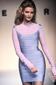 478835975_HerveLeger1992WomenRTW111.thumb.jpg.67b28594831a21e720545f6b893dedf5.jpg