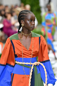 479663936_ToryBurchNYFWSS20Runwaykc7xzOY37lVx.thumb.jpg.777d51e2aba5a7e484873e584db13a93.jpg